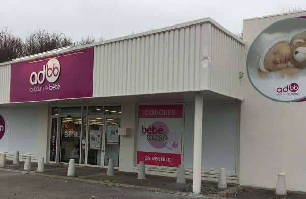Façade de magasin adbb autour de bébé