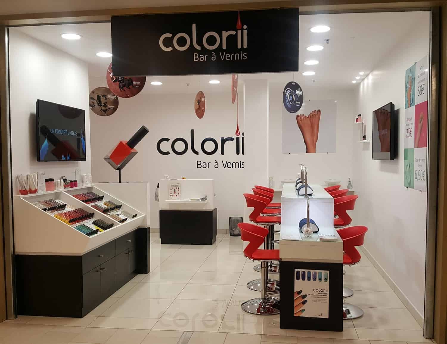 Les bars à vernis Colorii essaiment en licence de marque