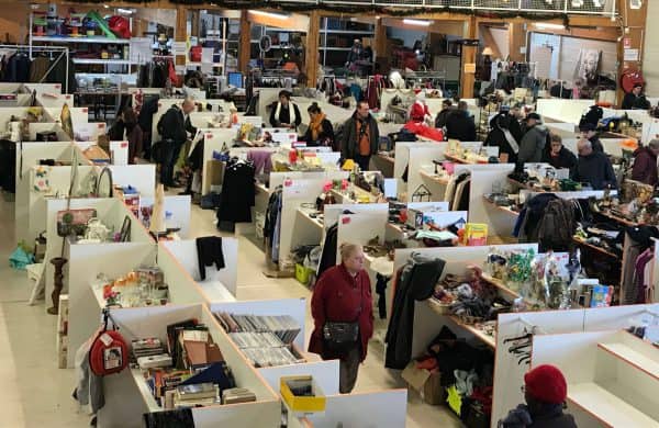 Au-Vide-Grenier-stands