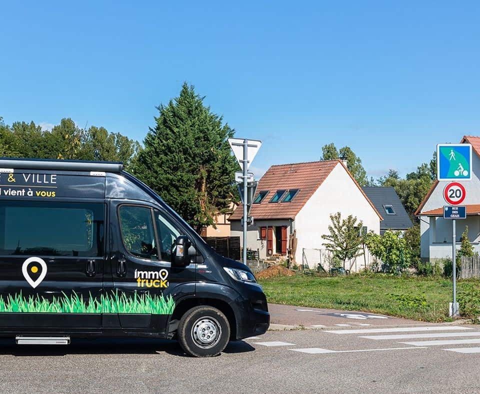 Le réseau d’agences immobilières mobiles Immotruck roule en partenariat