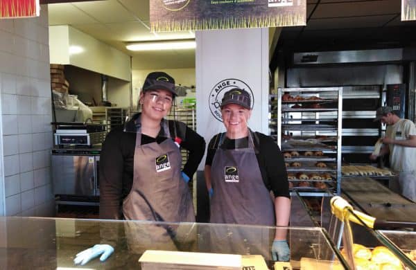 photo-vendeuse-avec-visiere-covid-Oxy