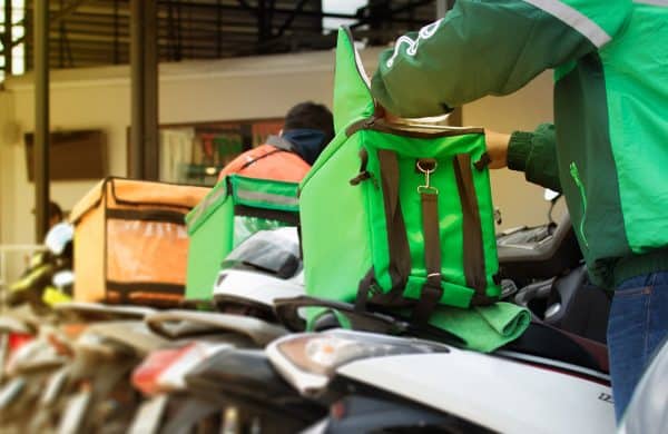 Pour rebondir, des franchises de restauration à table proposent la livraison.