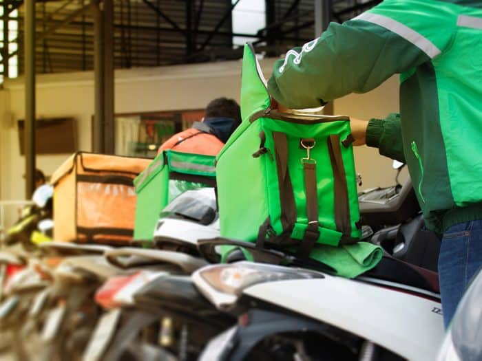 Pour rebondir, des franchises de restauration à table proposent la livraison.