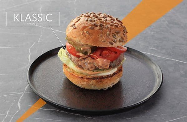 Burger de la franchise de restauration Pépé Le Roi du Poulet