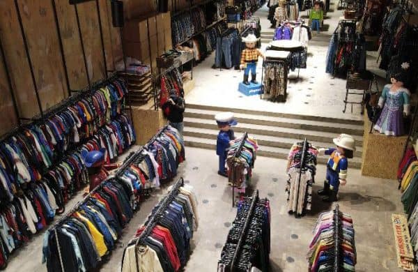 Magasin de vêtements de seconde main sous enseigne Kilo Shop