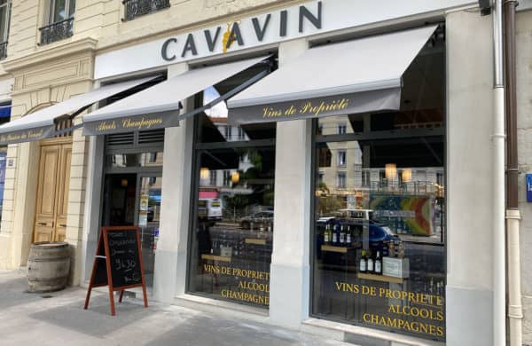 Vitrine de caviste en franchise à l