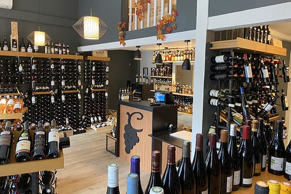 Intérieur de caviste en franchise à l