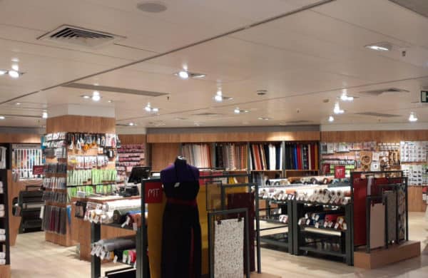 Corner Mondial Tissus au sein du magasin El Corte Inglés à Valence, en Espagne