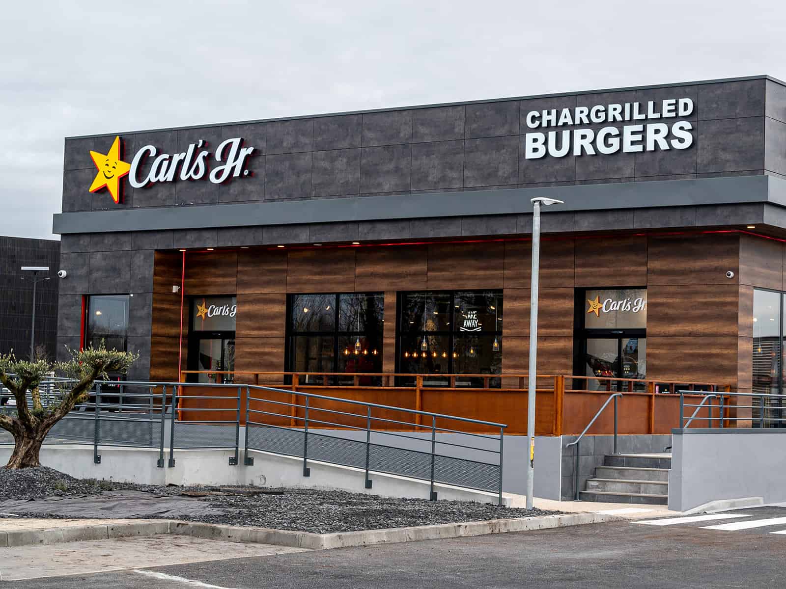 La marque américaine de burger Carl’s Jr a ouvert son premier restaurant franchisé en France