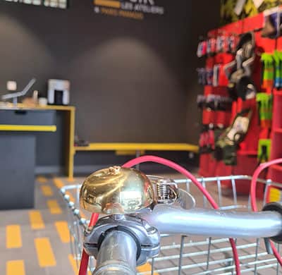 Atelier de réparation de vélos sous l