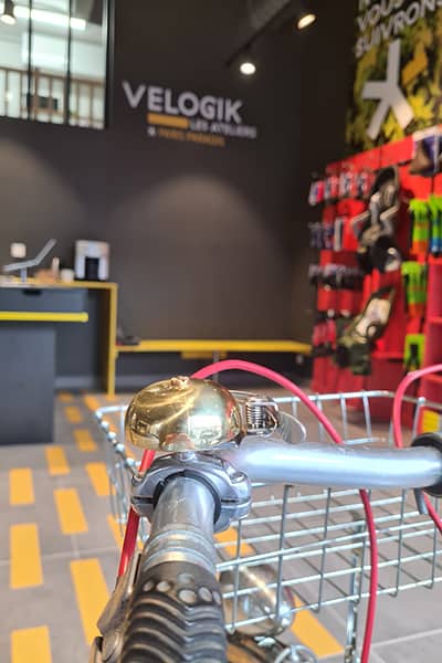 Atelier de réparation de vélos sous l