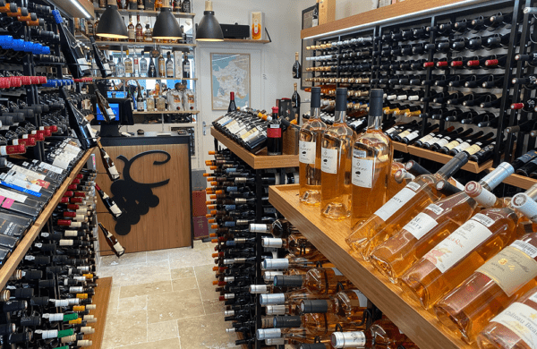 Intérieur de magasin franchisé Cavavin à La Rochelle