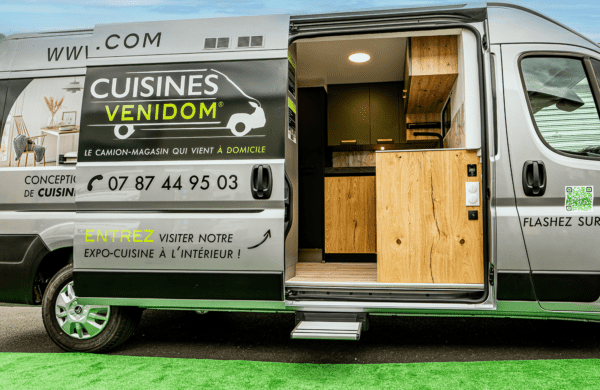 Le réseau de cuisinistes en camion-showroom présente son nouvel aménagement