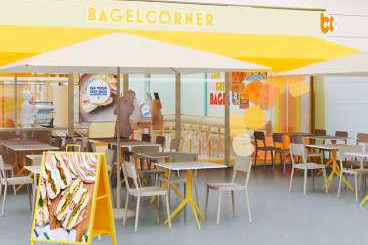 Terrasse de restaurant Bagel Corner au nouveau concept