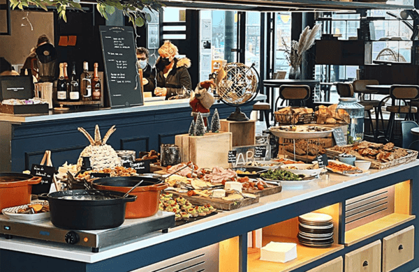 Intérieur de boulangerie-café à l