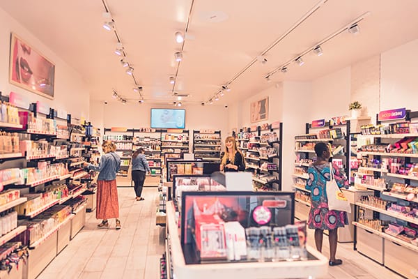 Intérieur de boutique Saga Cosmetics à Nantes