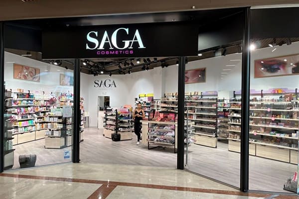 Vitrine de boutique Saga Cosmetics à Angers