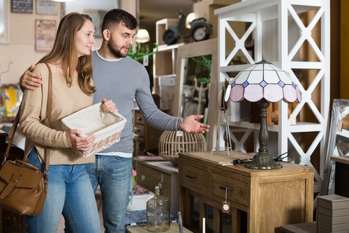 Le secteur de la seconde main a le vent en poupe : Easy Cash, Cash Express