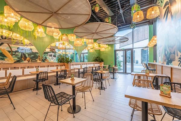 Intérieur de restaurant de poké à l