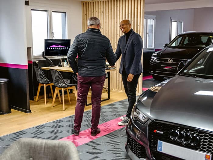 Agence de vente de véhicules sous enseigne Transakauto