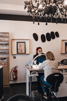 Soins des ongles dans un institut à l