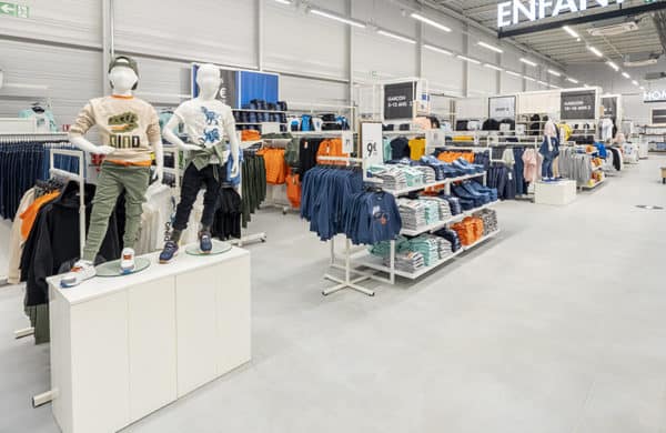 Intérieur de magasin de mode à l