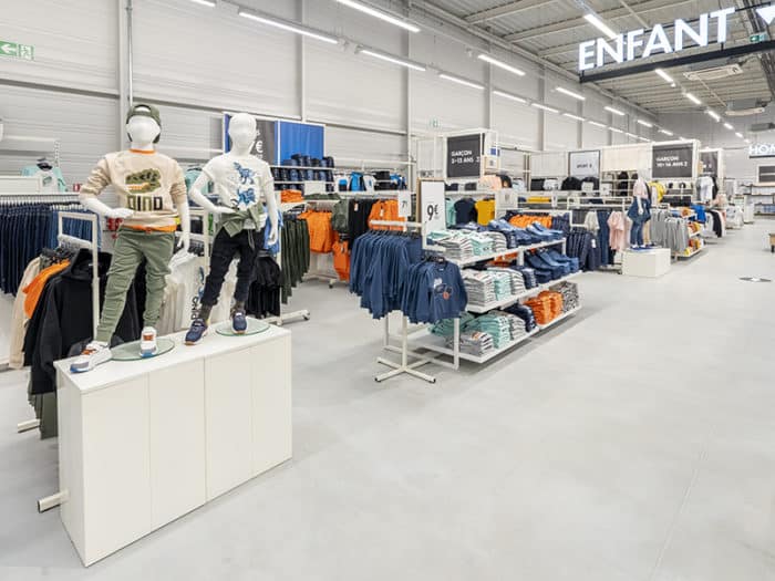 Intérieur de magasin de mode à l