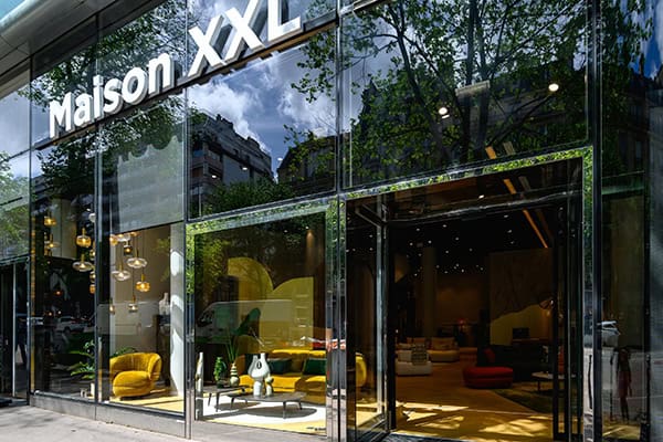 Vitrine de magasin de mobilier design à l