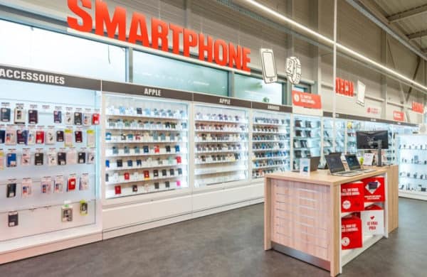 Rayon smartphone dans un magasin à l
