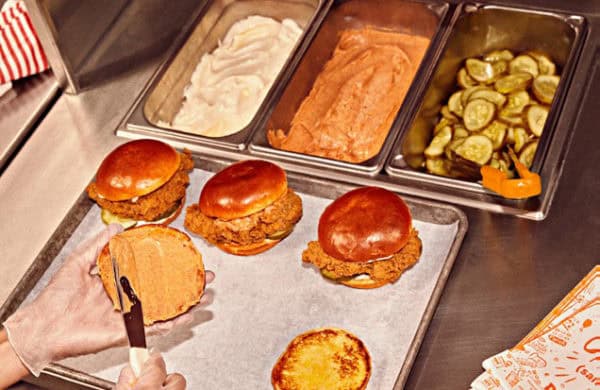 Enseigne de restauration rapide Popeyes - Chicken sandwich