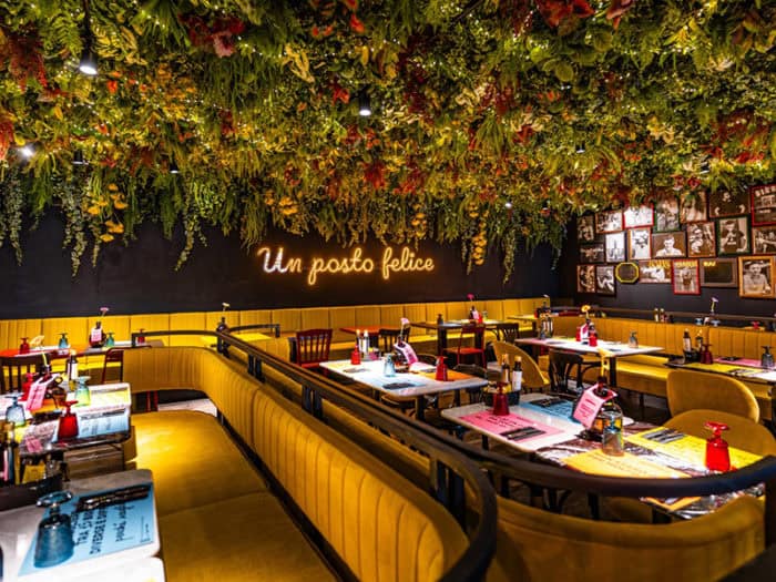 Salle de brasserie-restaurant à l