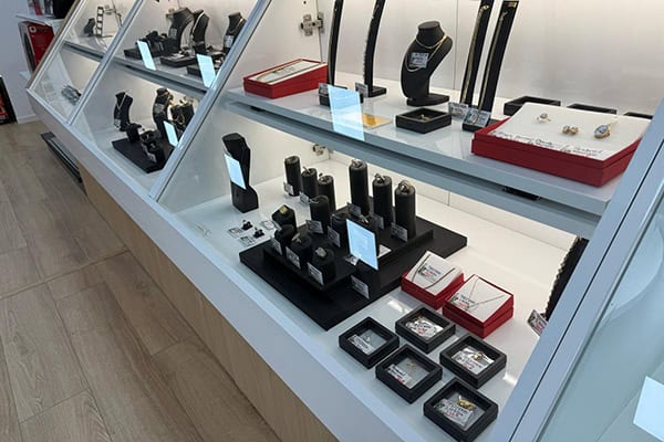 Vitrine de bijoux de seconde main - Cash Converters