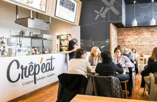 Comptoir et salle de restaurant à l