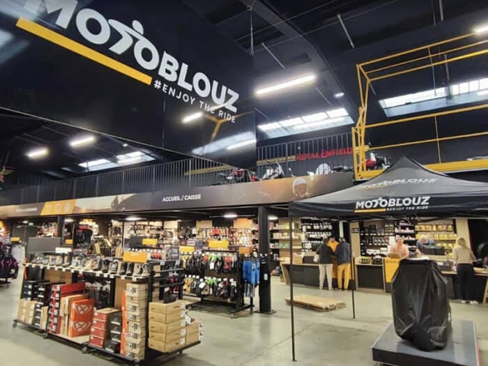 Intérieur de shop d'équipement moto à l'enseigne Motoblouz