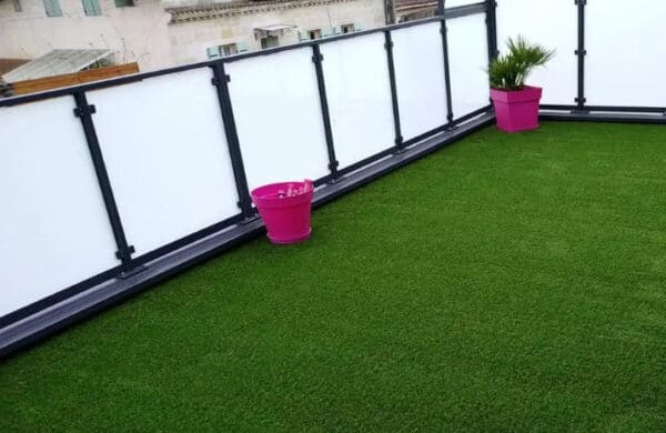 Terrasse en gazon synthétique par le réseau Vérébo