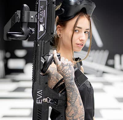 Joueuse dans une salle de téléréalité