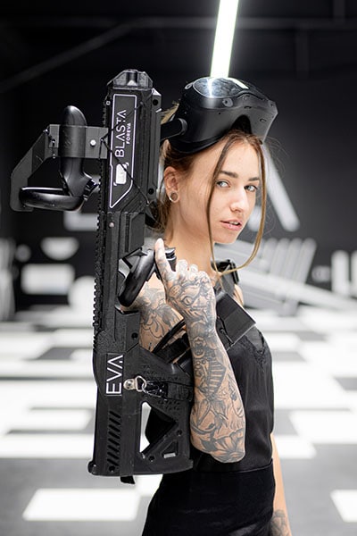 Joueuse dans une salle de téléréalité