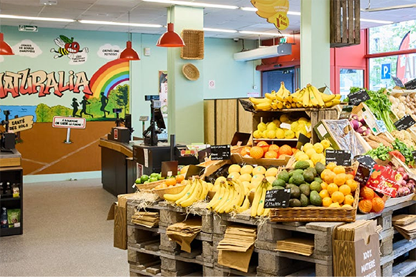 Intérieur de magasin bio au concept La Ferme Naturalia