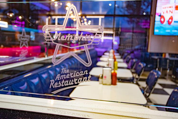 Vitrine de restaurant à l'enseigne Memphis