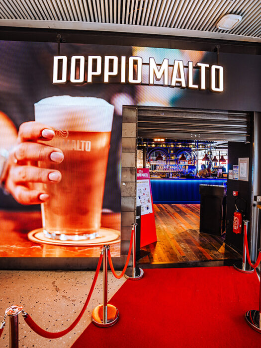 Entrée de brasserie à l'enseigne Doppio Malto à Nice