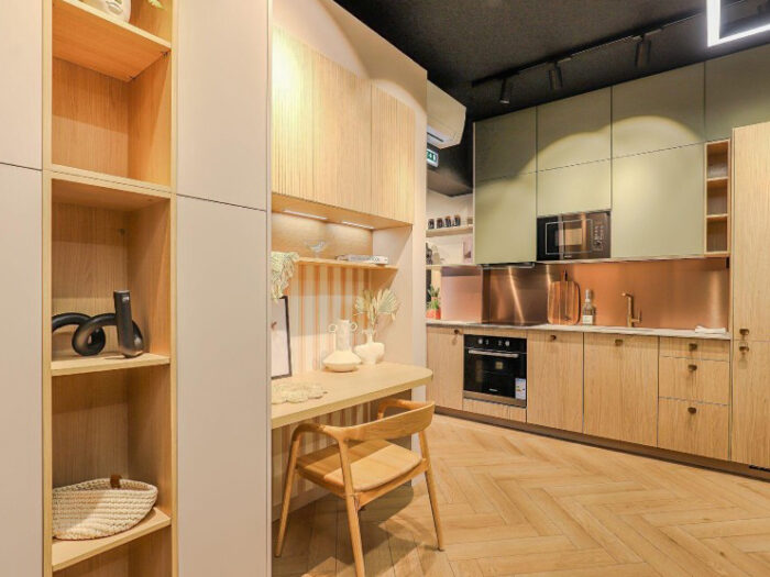 Intérieur de magasin à l'enseigne Cuisines Références