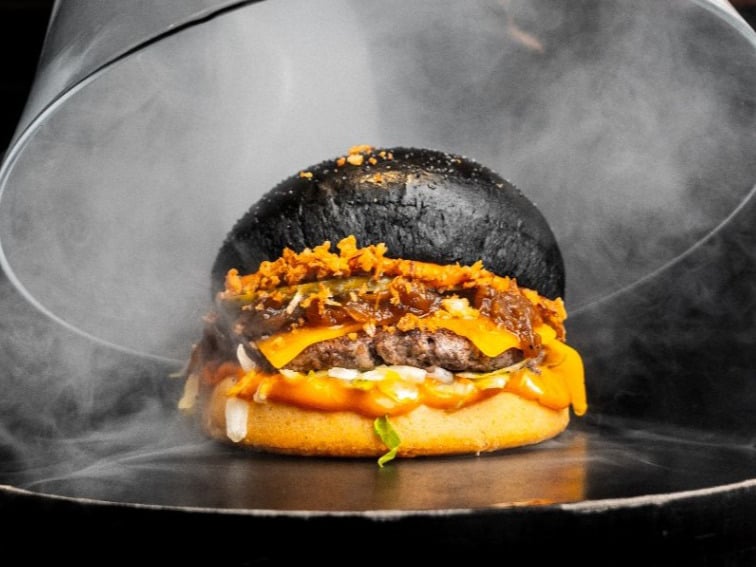 L’enseigne de restauration rapide Black & White Burger proche des 50 implantations