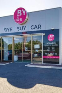 Vitrine d'agence automobile à l'enseigne Bye Buy Car