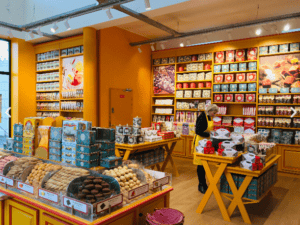 Intérieur de boutique à l'enseigne La Cure Gourmande