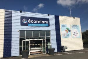 Façade de magasin de surgelés à l'enseigne Ecomiam