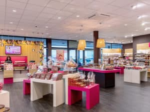 Intérieur de magasin de chocolats à l'enseigne Monbana