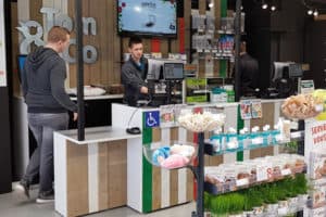 Animalerie en franchise à l'enseigne Tom&Co, comptoir de vente