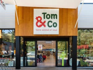 Animalerie en franchise à l'enseigne Tom&Co, façade de magasin