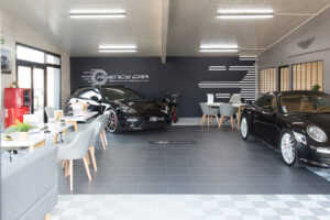 Intérieur d'une agence de transaction automobile à l'enseigne Agency Car