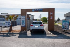 Portique de lavage auto à l'enseigne Eléphant Bleu